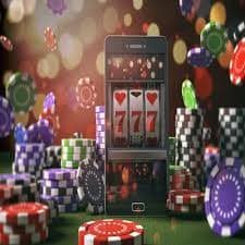 Dealer profesional live casino Dadu69 membagikan kartu di meja baccarat live